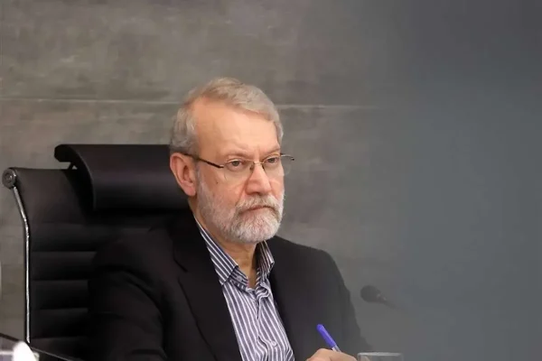 تصویری از لاریجانی در کنار آیت‌الله سید مجتبی خامنه‌ای
