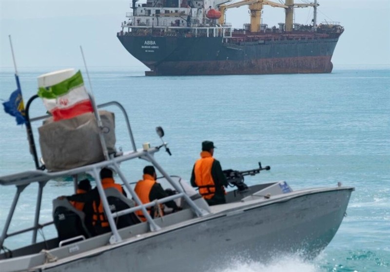 گاردین: تردد در تنگه هرمز با وجود توافق تا ماه‌ها عادی نخواهد شد