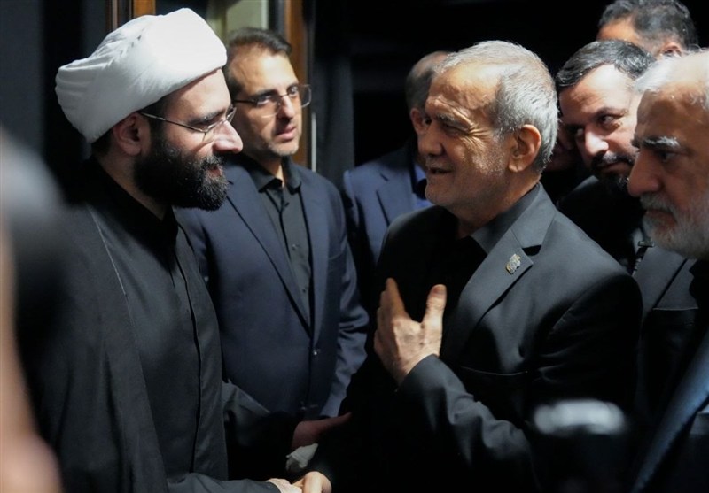 حضور پزشکیان در مراسم روضه خانگی شهید علی لاریجانی