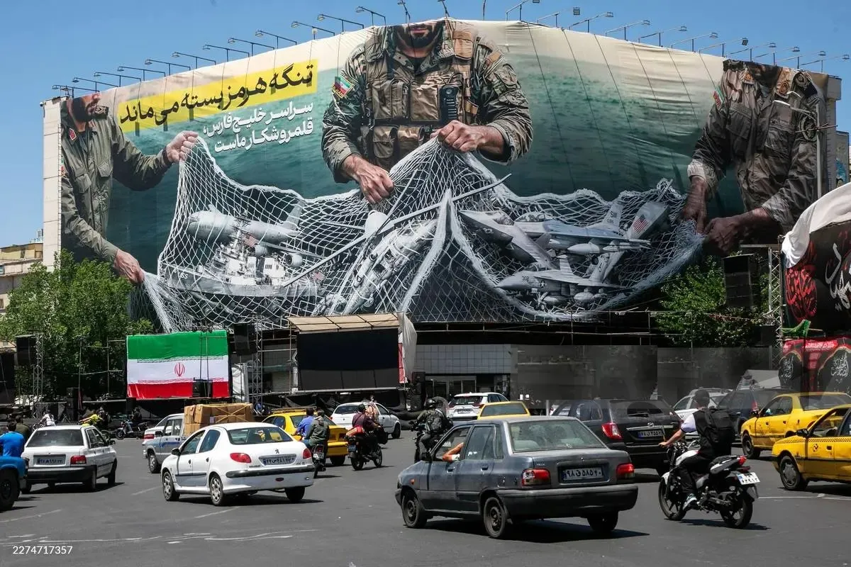 دیوارنگاره میدان انقلاب